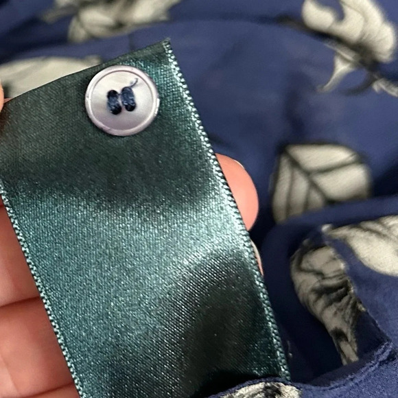 Aritzia Babaton Floral Blouse 3/4 length sleeve top buttons Purple Size Medium - Picture 15 of 16